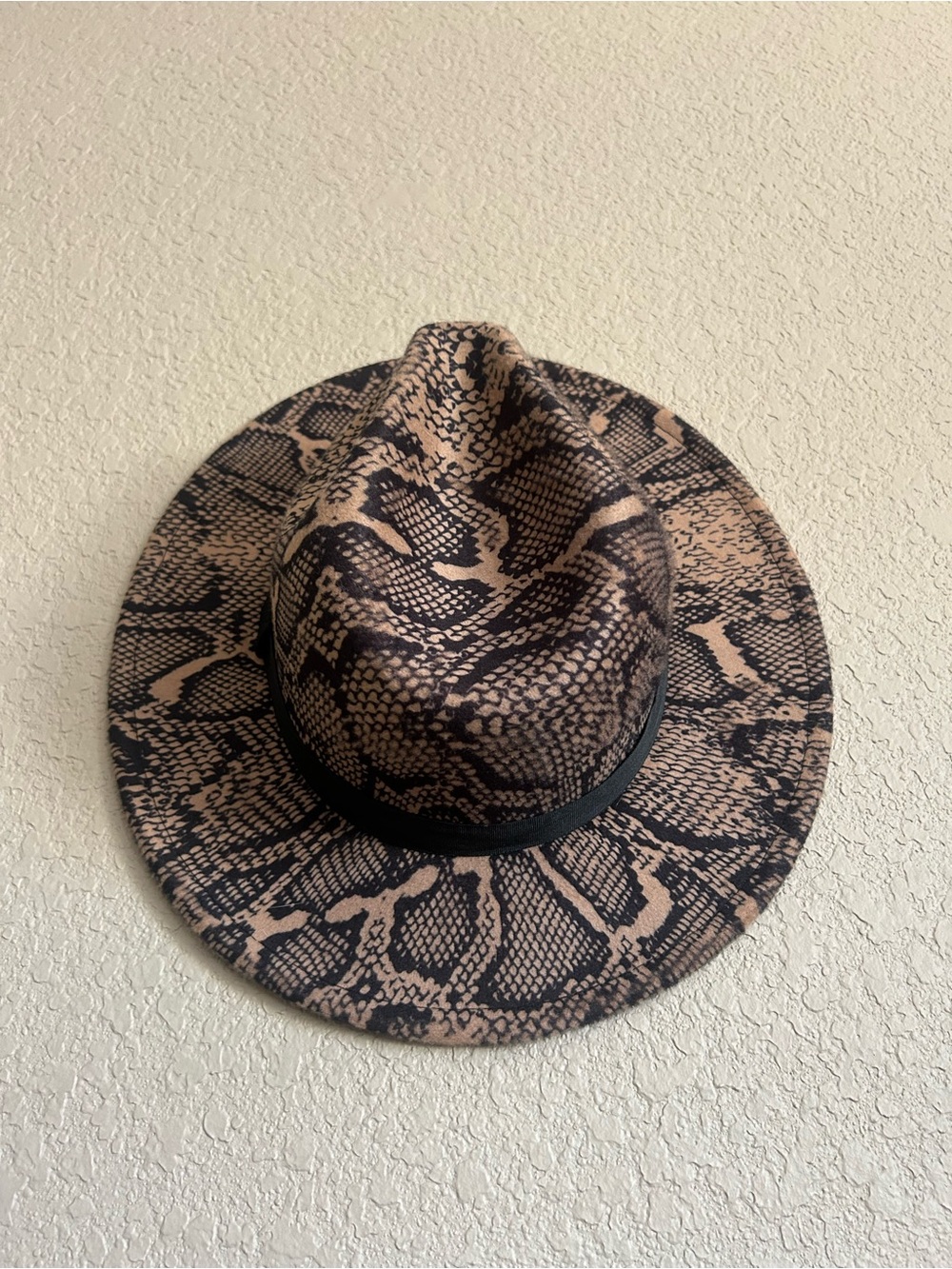 Like New Brown and Black Snake Skin Fedora Women’s - Picture 6 of 8